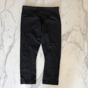 Lululemon black cropped Wunder Under pants size 6